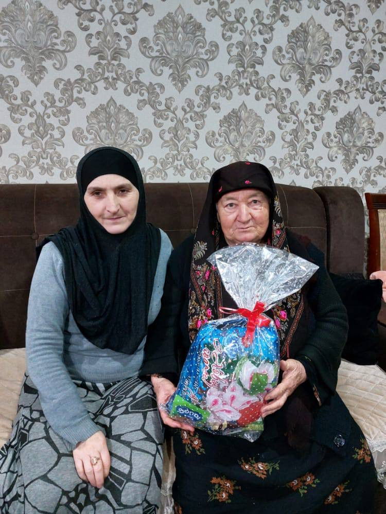 Соц.работники ГБУ РД КЦСОН в МО "Унцукульский район" поздравили подопечных пожилых граждан и инвалидов с наступающим Новым годом!