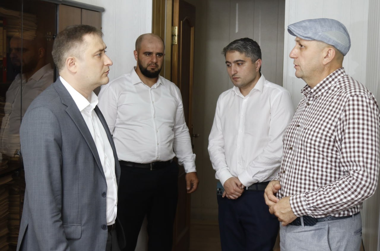 Министр труда Мурад Казиев посетил  соцучреждения  Унцукульского района.