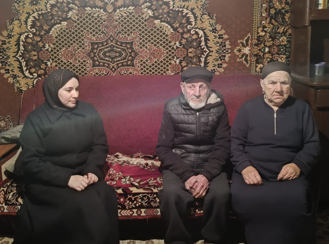 Социальный работник комплексного центра Магомедова Патимат Магомедовна оказывает своим подопечным бытовые и психологические услуги.