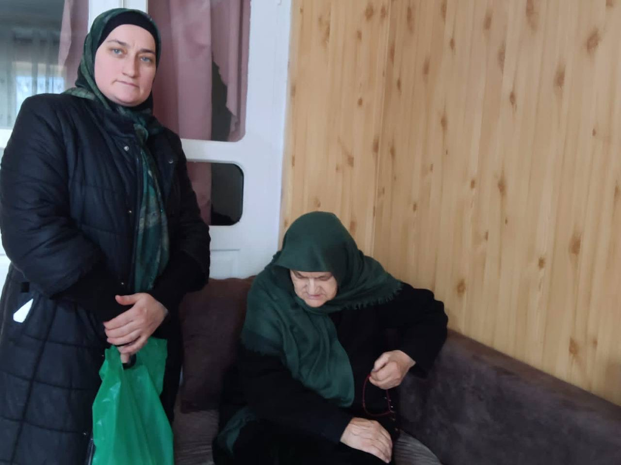 Соц.работники Центра поздравили подопечных с 8 марта