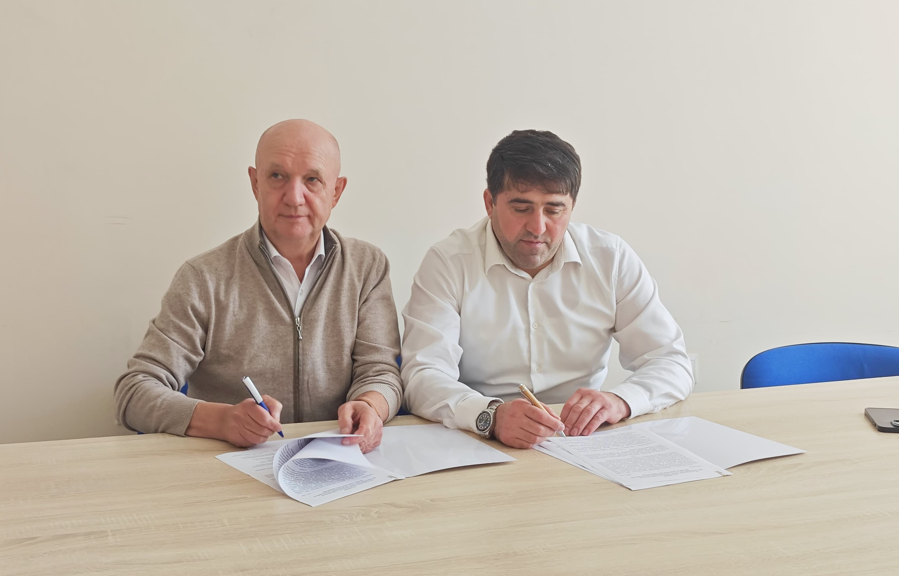 Еженедельно, социальные работники комплексного центра посещают семьи погибших военнослужащих на СВО.