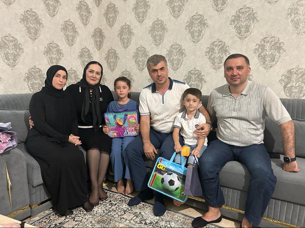 Социальными работниками Минтруда Дагестана совместно с меценатами проведена благотворительная акция «Собери ребенка в школу».