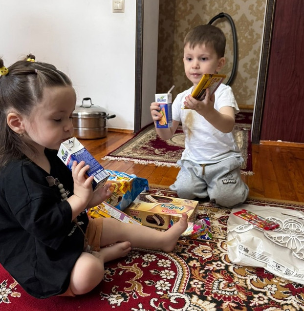 Социальные работники КЦСОН посетили семей военнослужащих с продуктовым набором, чтобы поздравить с этим Международным прекрасным праздником-1 июня.