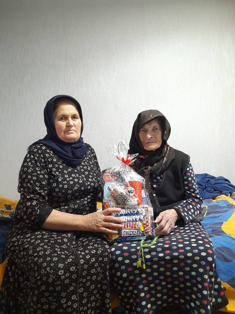 Соц.работники ГБУ РД КЦСОН в МО "Унцукульский район" поздравили подопечных пожилых граждан и инвалидов с наступающим Новым годом!