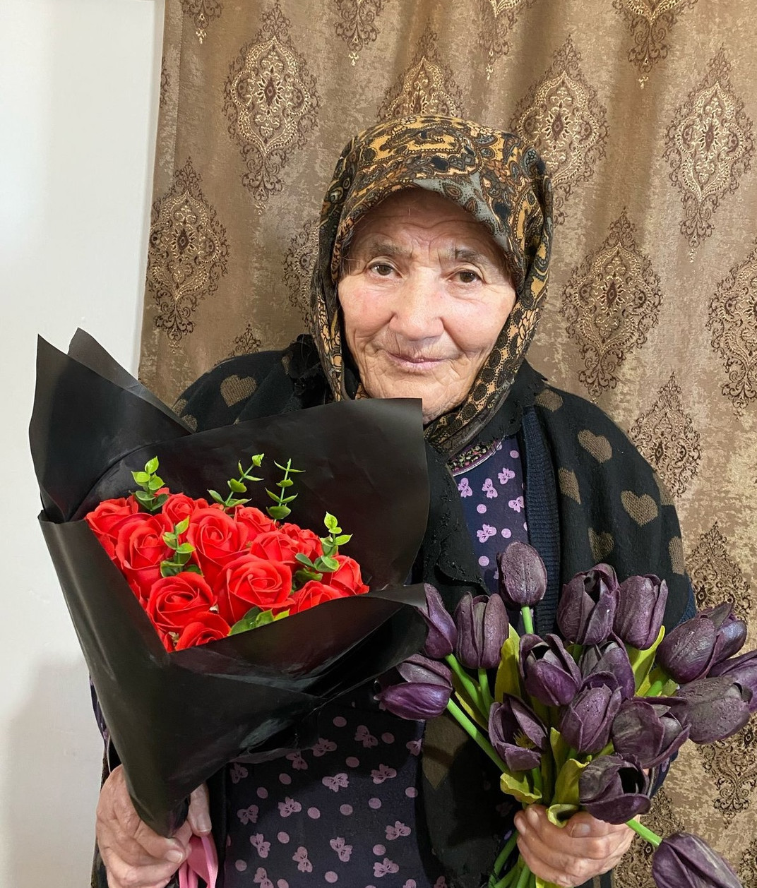 Социальные работники комплексного центра поздравляют с международным днем 8 Марта подопечных, в том числе матерей участников СВО.