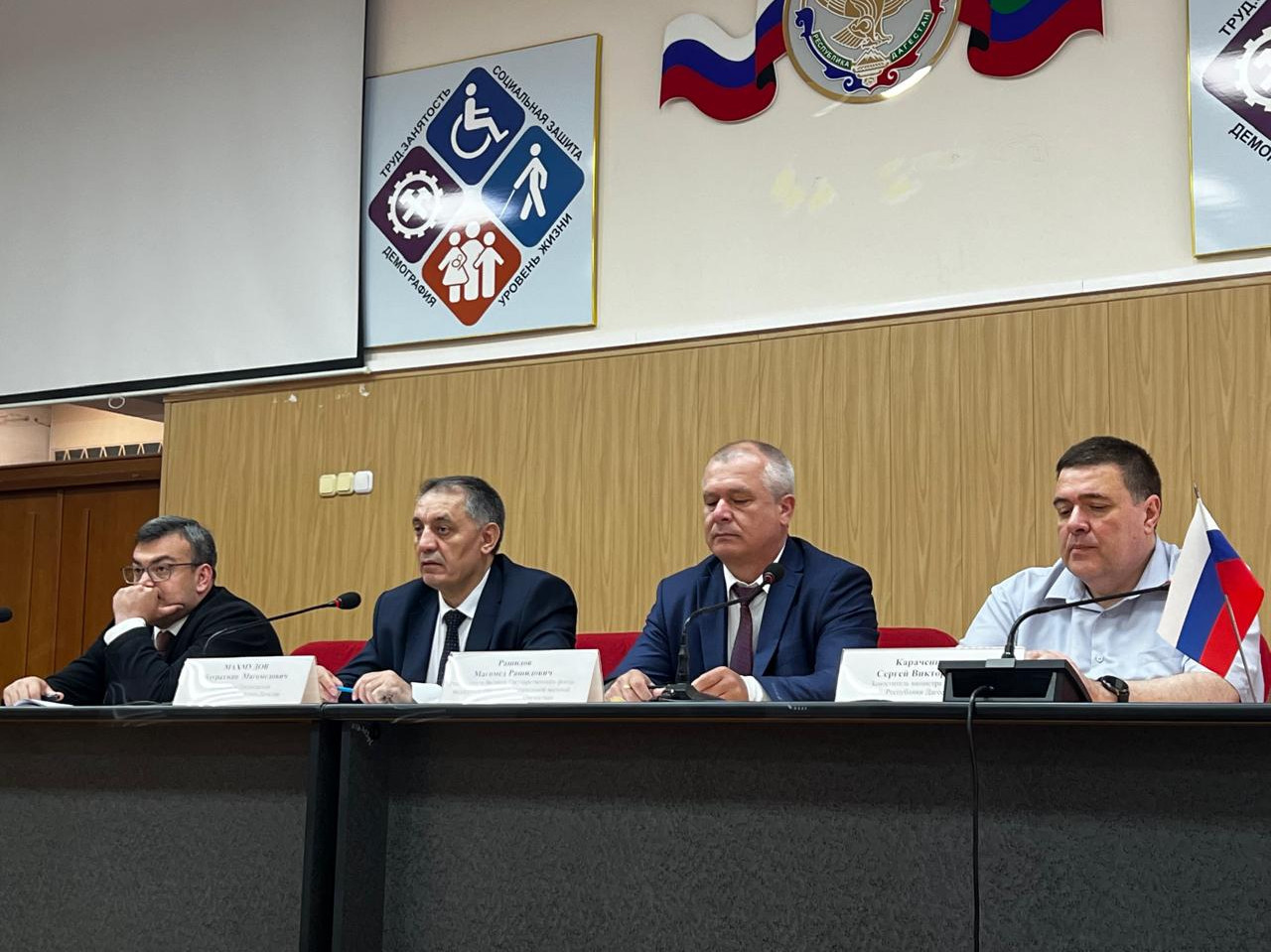 В зале коллегий Минтруда Дагестана под руководством заместителя Председателя Правительства республики Абдурахмана Махмудова прошло расширенное совещание