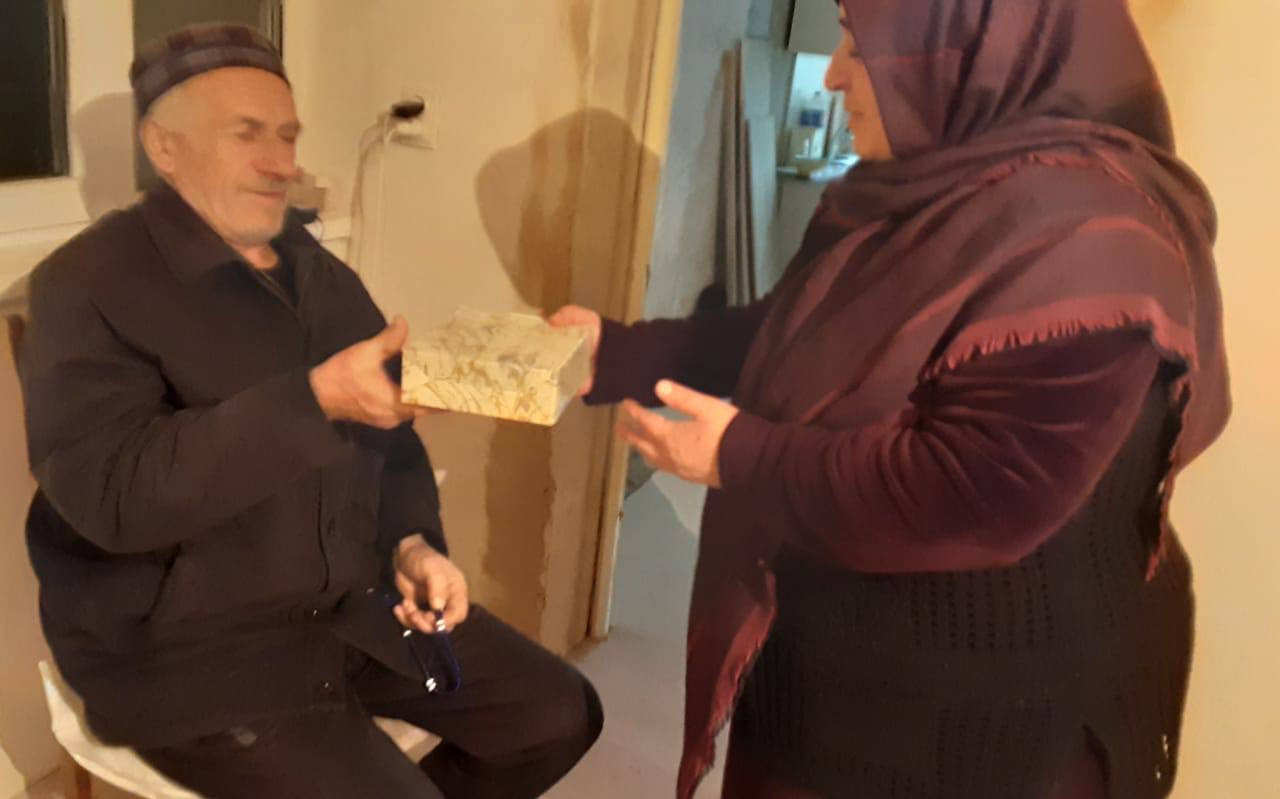Соц.работники ГБУ РД КЦСОН в МО "Унцукульский район" поздравили подопечных пожилых граждан и инвалидов с наступающим Новым годом!