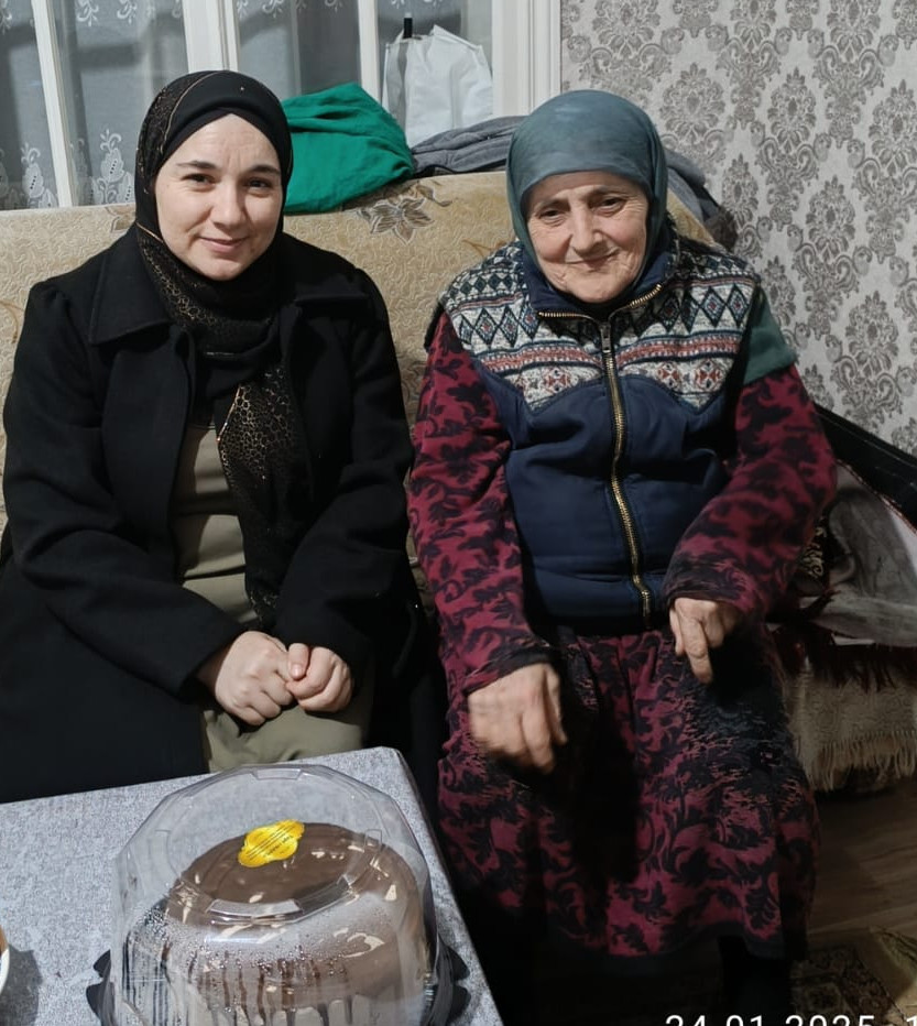 Социальный работник комплексного центра Магомедова Патимат Магомедовна оказывает своим подопечным бытовые и психологические услуги.