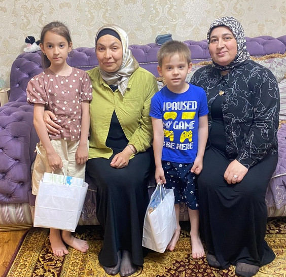 Социальные работники КЦСОН посетили семей военнослужащих с продуктовым набором, чтобы поздравить с этим Международным прекрасным праздником-1 июня.