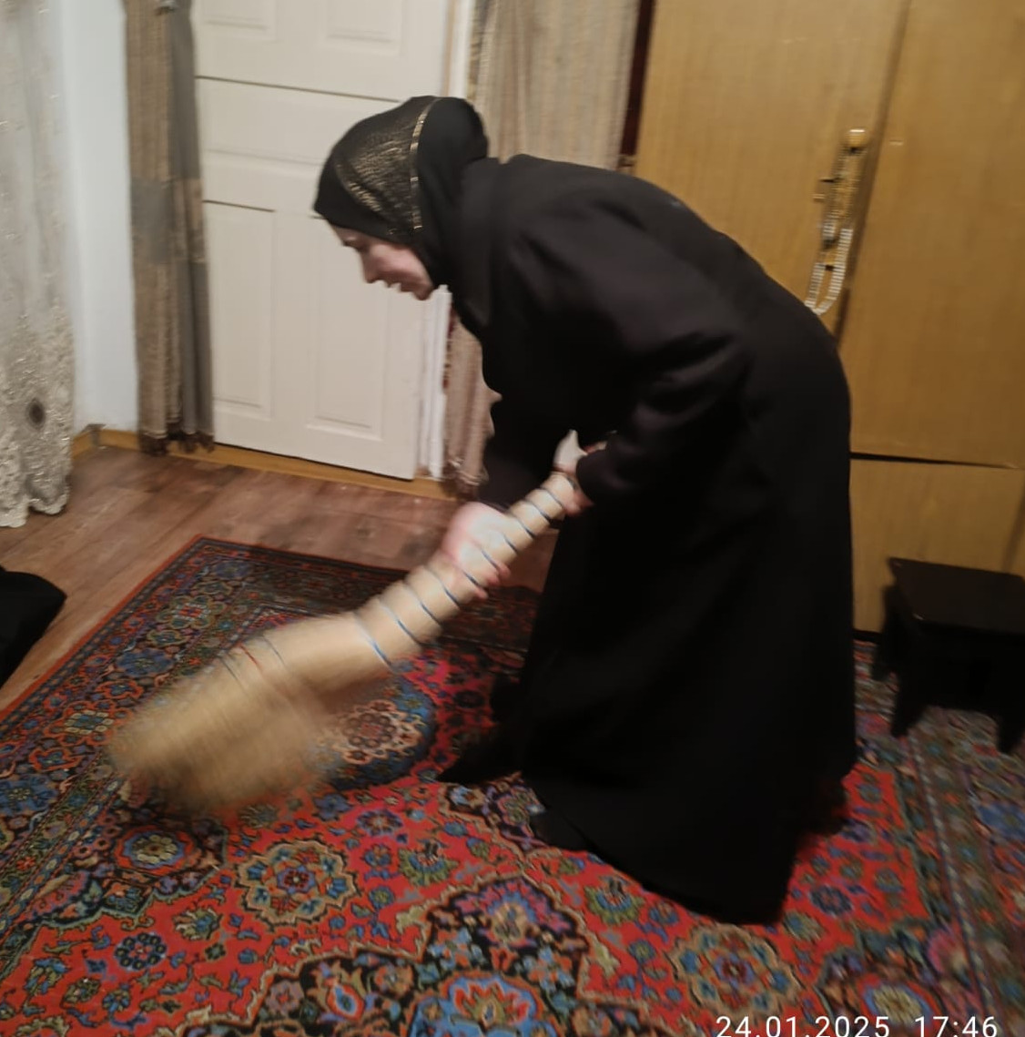 Социальный работник комплексного центра Магомедова Патимат Магомедовна оказывает своим подопечным бытовые и психологические услуги.