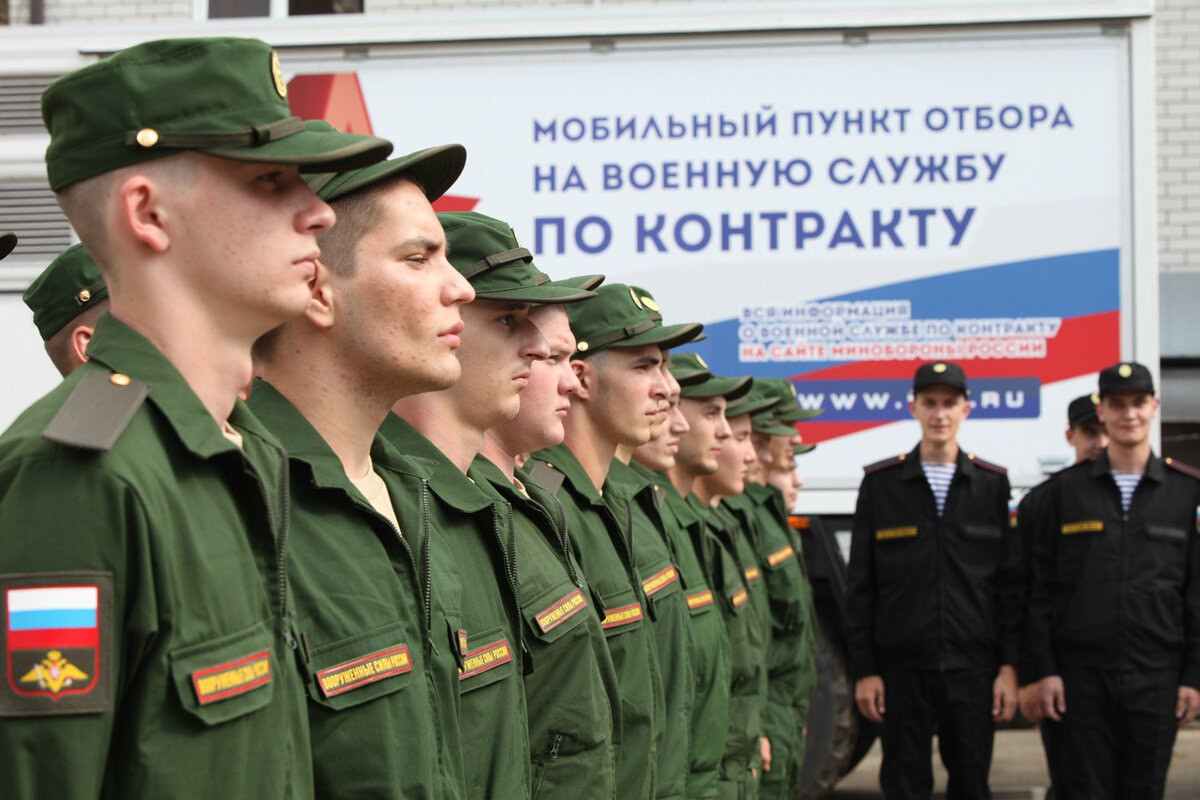 Граждане,  заключившие контракт о прохождении военной службы получат выплату в размере 100 тысяч рублей.
